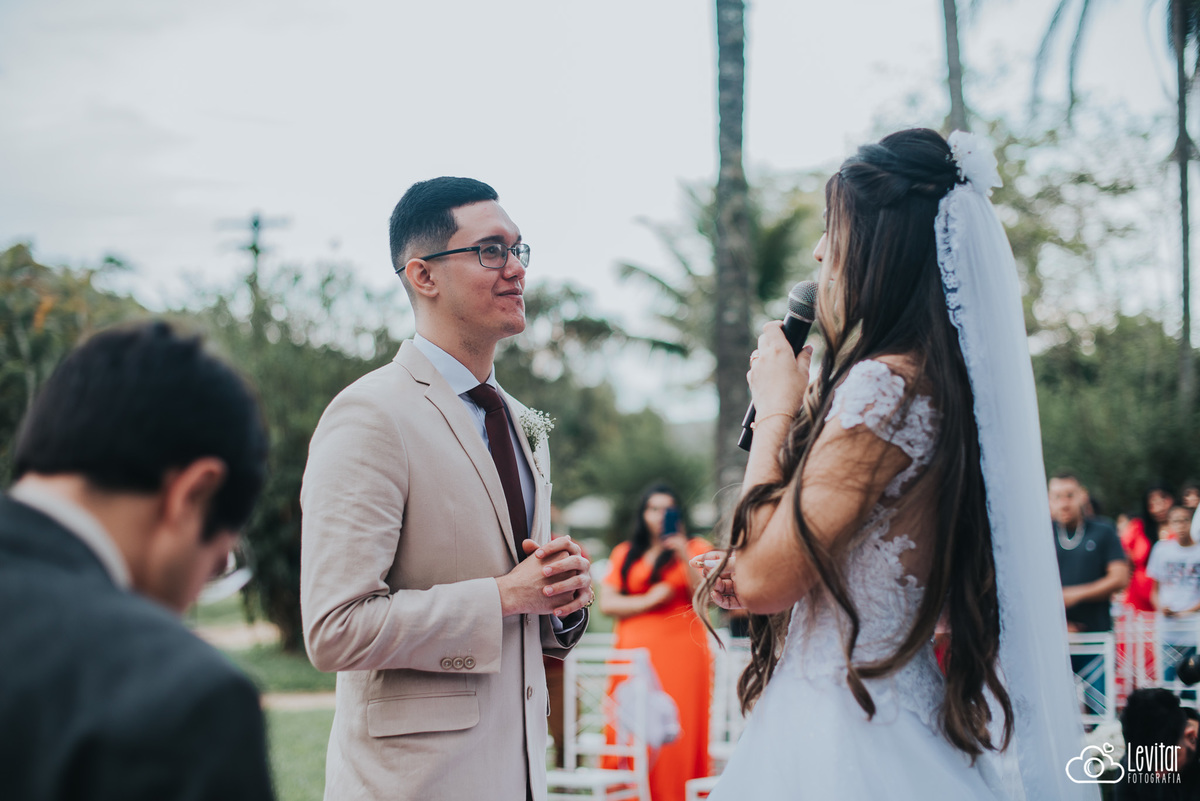 Noiva fazendo seus votos 