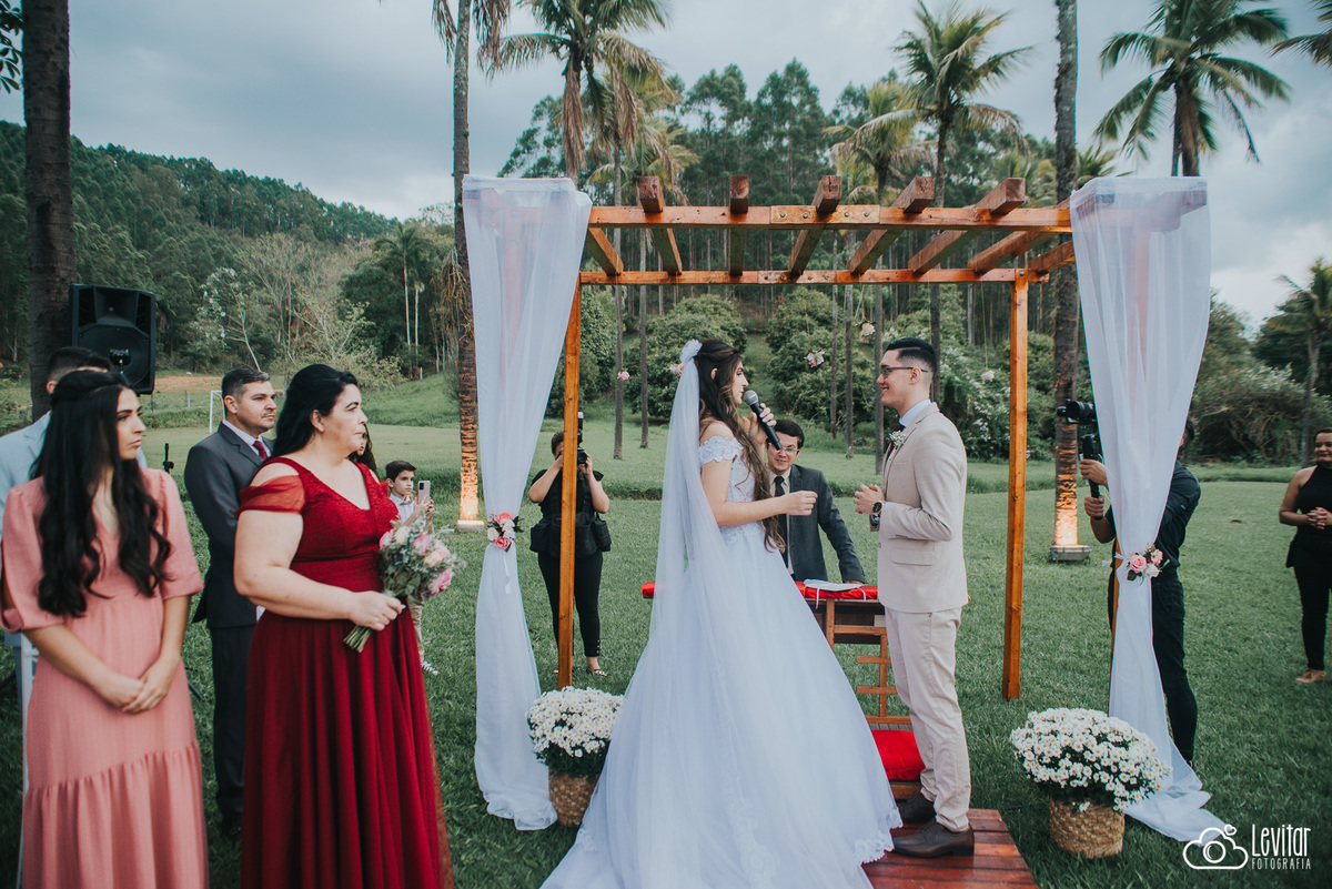 noiva e noivo momento dos votos