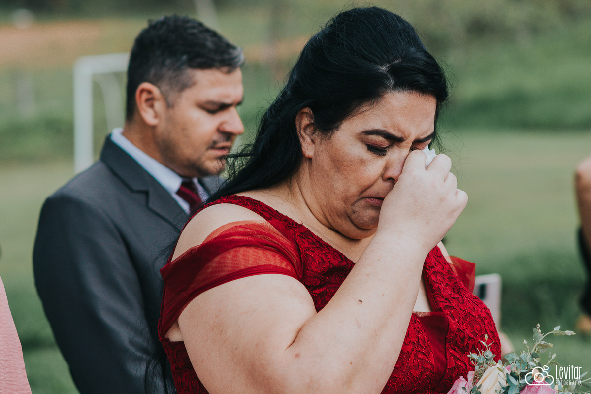 mãe da noiva emocionada
