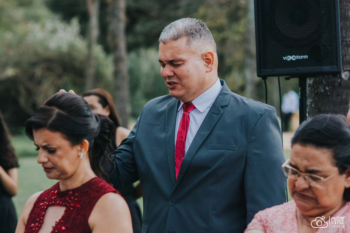 pais do noivo orando