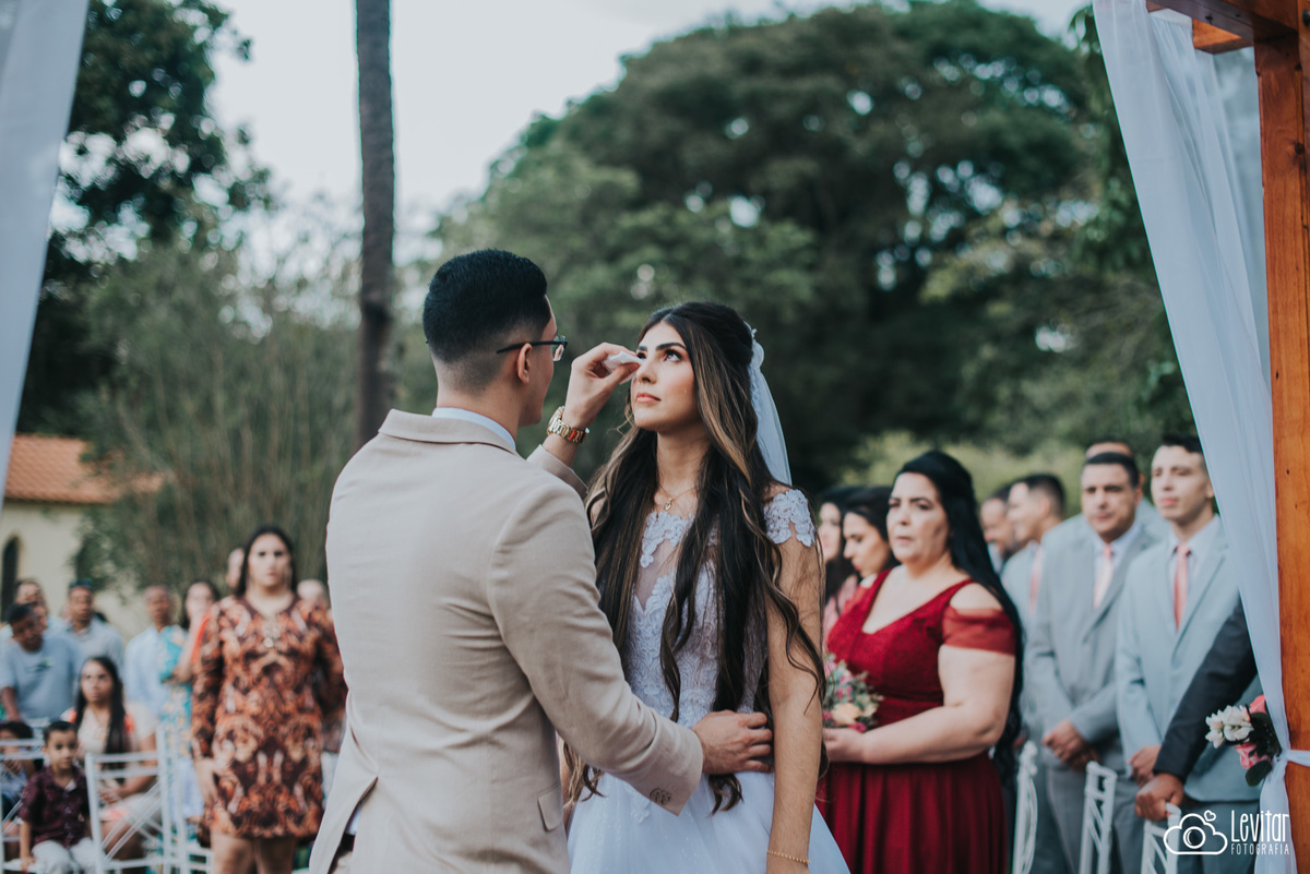 Noivo secando as lágrimas da noiva