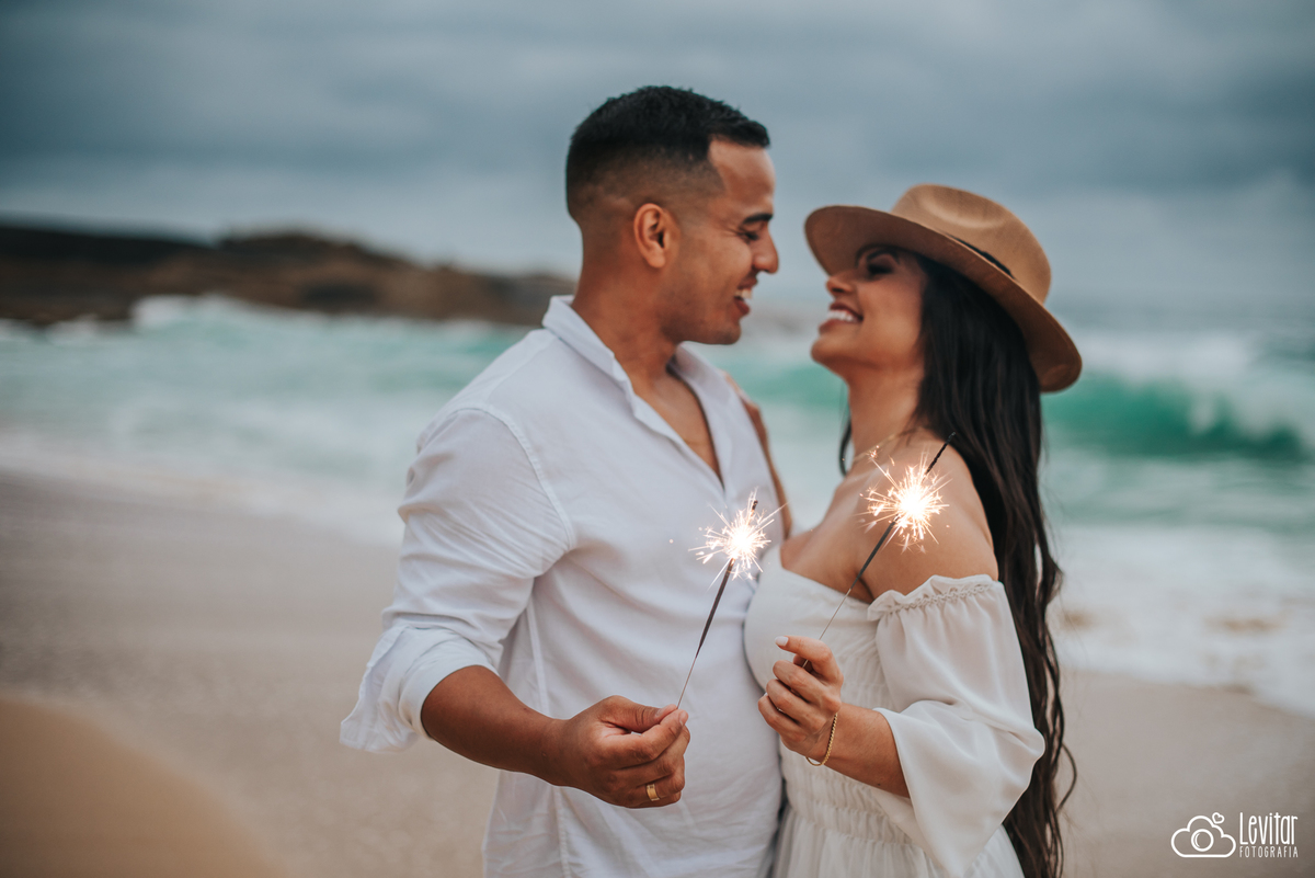 ensaio pré wedding na praia de Cepilho em Trindade / RJ - foto com sparkles