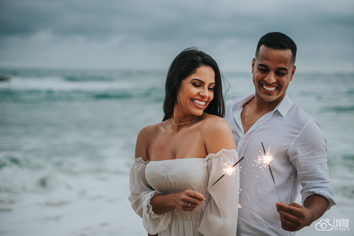 ensaio pré wedding na praia de Cepilho em Trindade / RJ - foto com sparkles