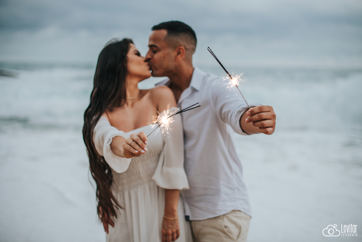 ensaio pré wedding na praia de Cepilho em Trindade / RJ - foto com sparkles