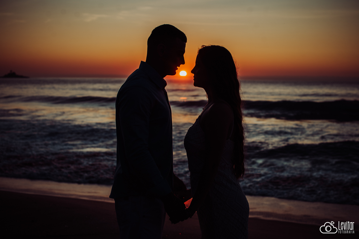 silhueta casal no nascer do sol 