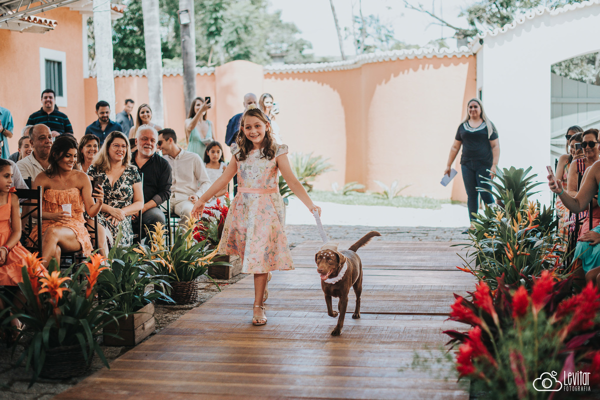 entrada das alianças com cachorro