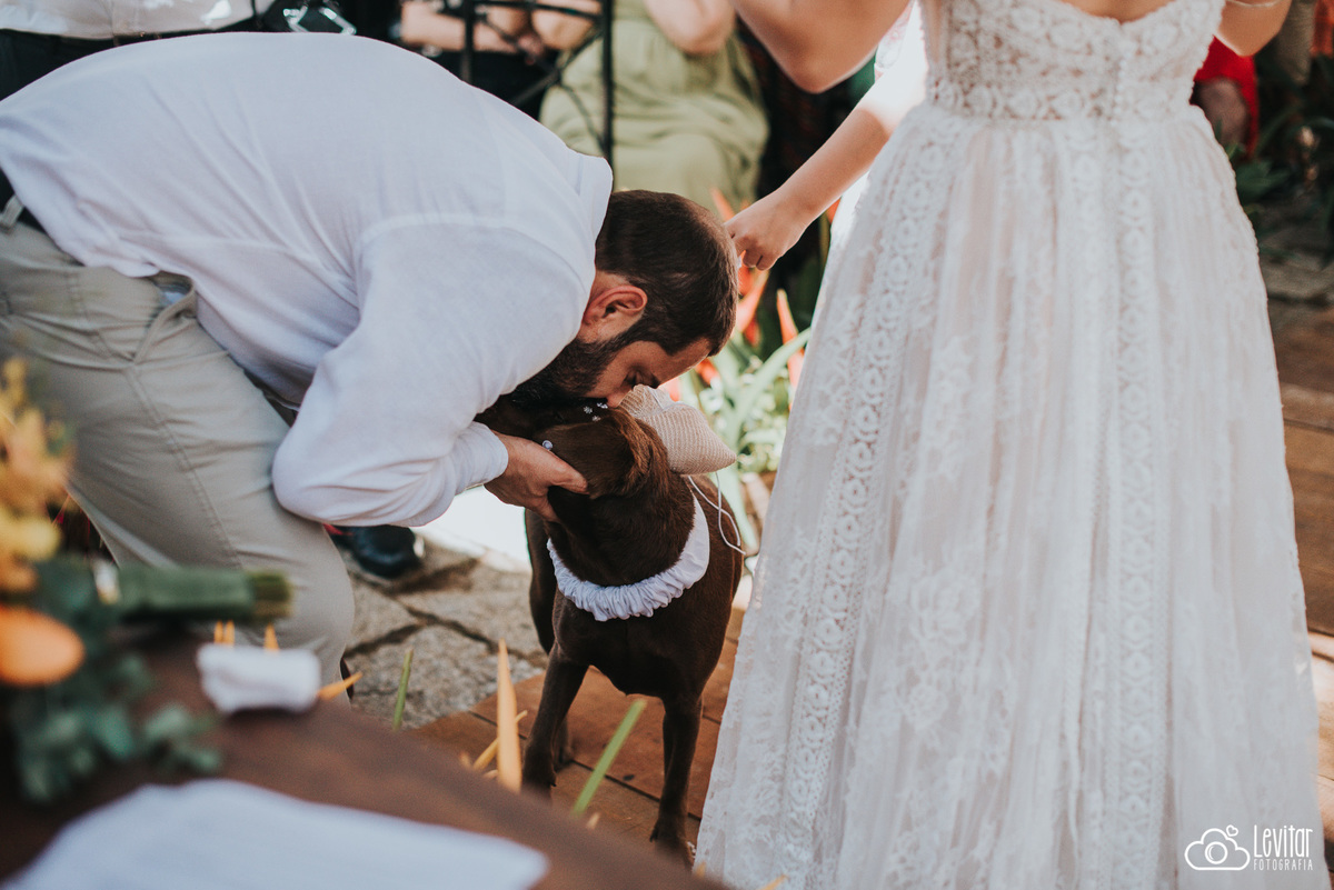 noivo beijando seu cachorro