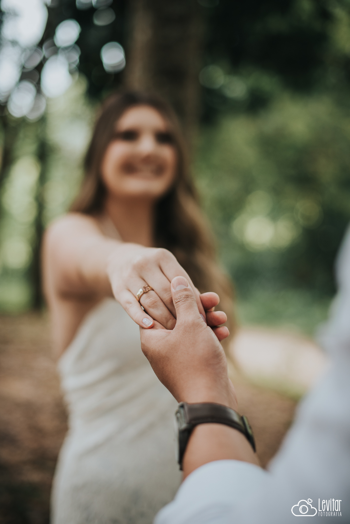 noivo segurando a mão da noiva 