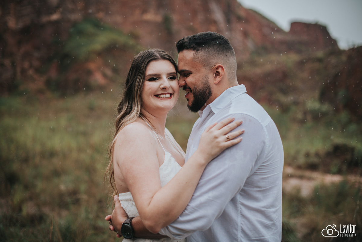 casal apaixonado na chuva