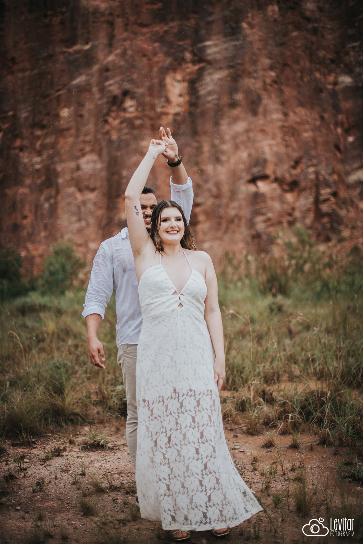 noivos dançando na chuva