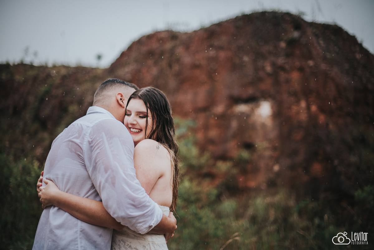 abraço dos noivos na chuva