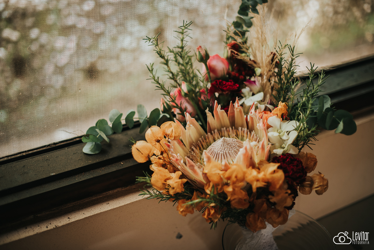 buquê da noiva feito pela Harumi no quarto do Recanto Vip 