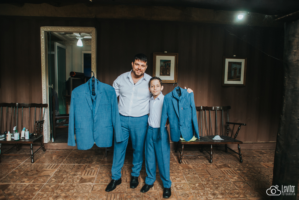 pai e filho com traje de casamento no recanto vip