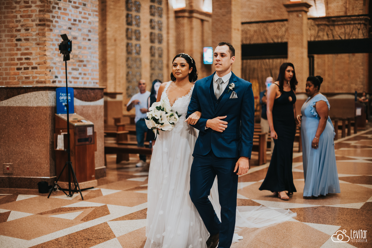 noivos entrando para seu casamento na capela são josé da basilica nacional de aparecida