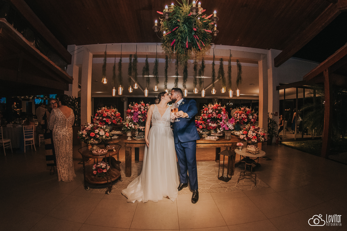 mesa do bolo no casamento no recanto do bosque 