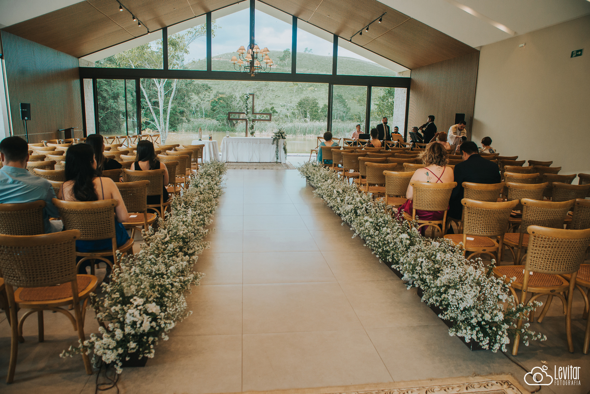 decoração da capela em casamento no recanto do bosque em guaratinguetá