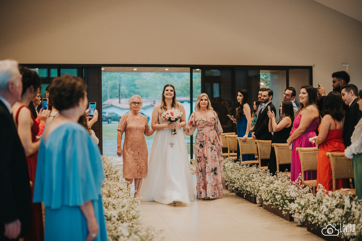 noiva entrando na capela em casamento no recanto do bosque 