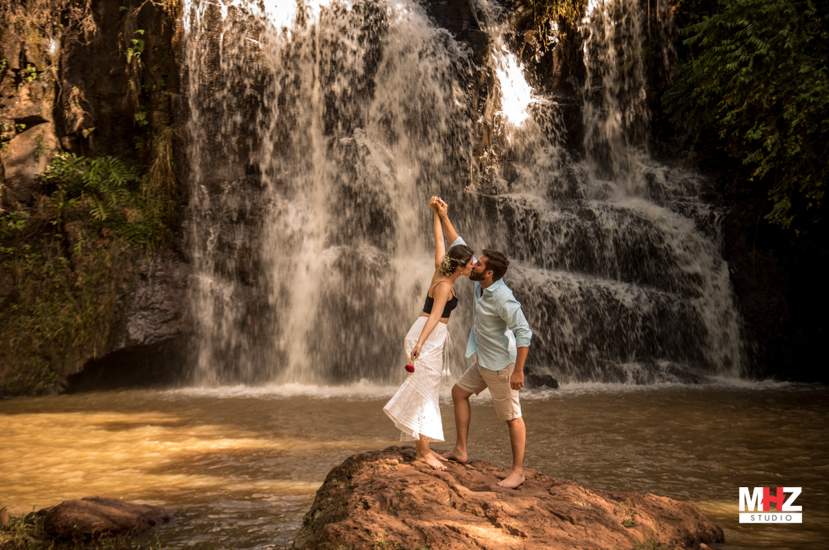 pre wedding na cachoeira do saltão e morro do fogão
