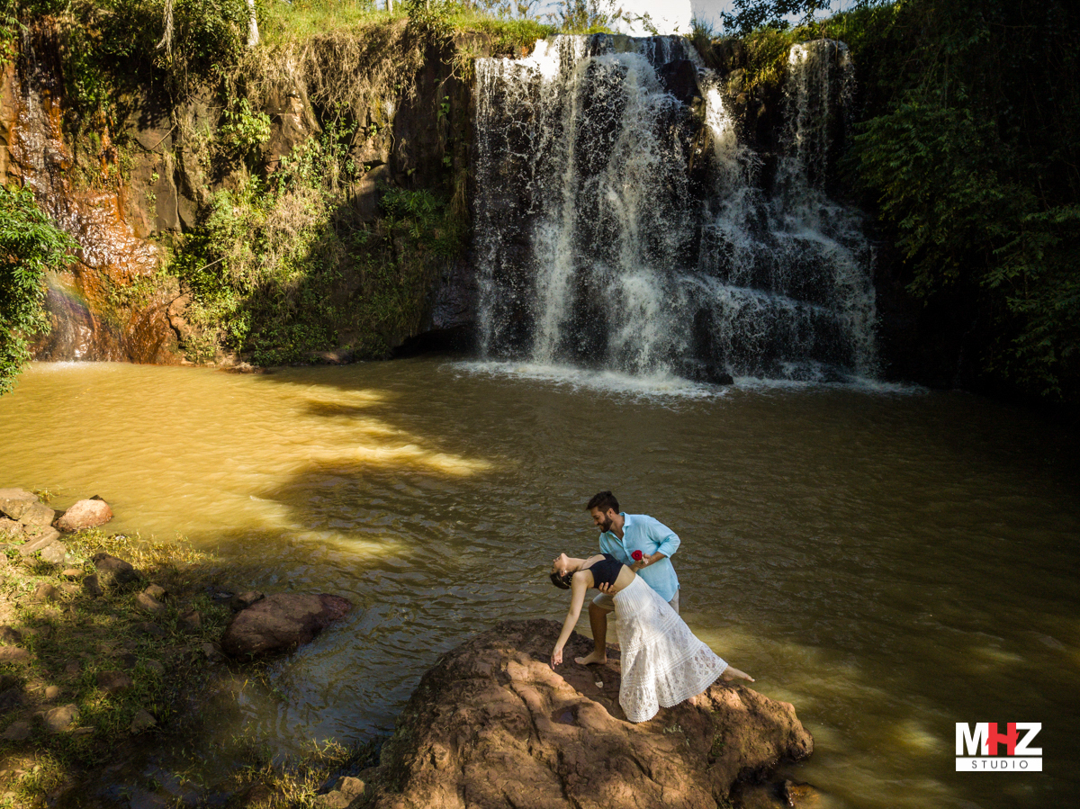 pre wedding na cachoeira do saltão e morro do fogão
