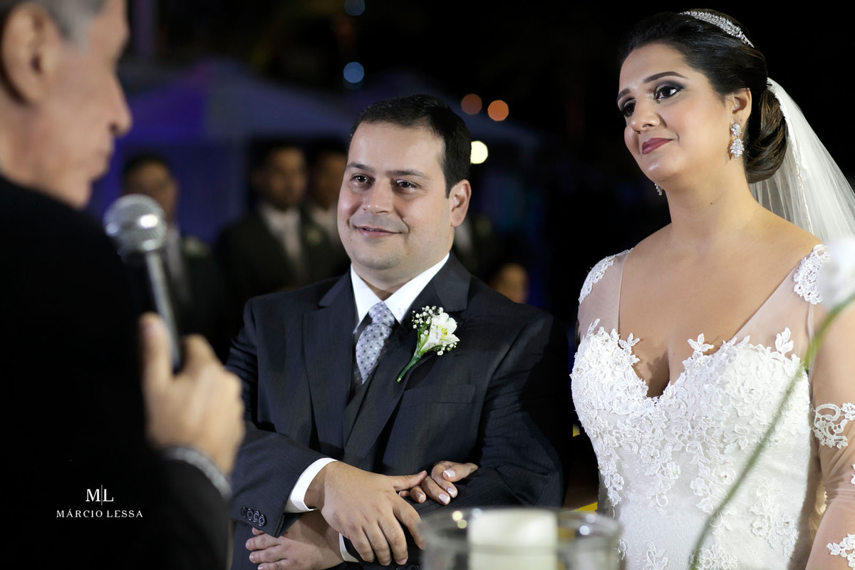 Noivos no altar atentos à celebração do Casamento