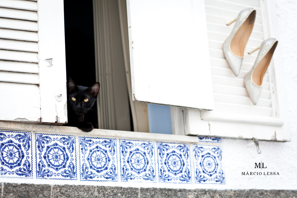 O gato e os sapatos da noiva | Casamento na Lofty Kingdom Eventos, Rio de Janeiro, RJ, por Márcio Lessa | Fotografia