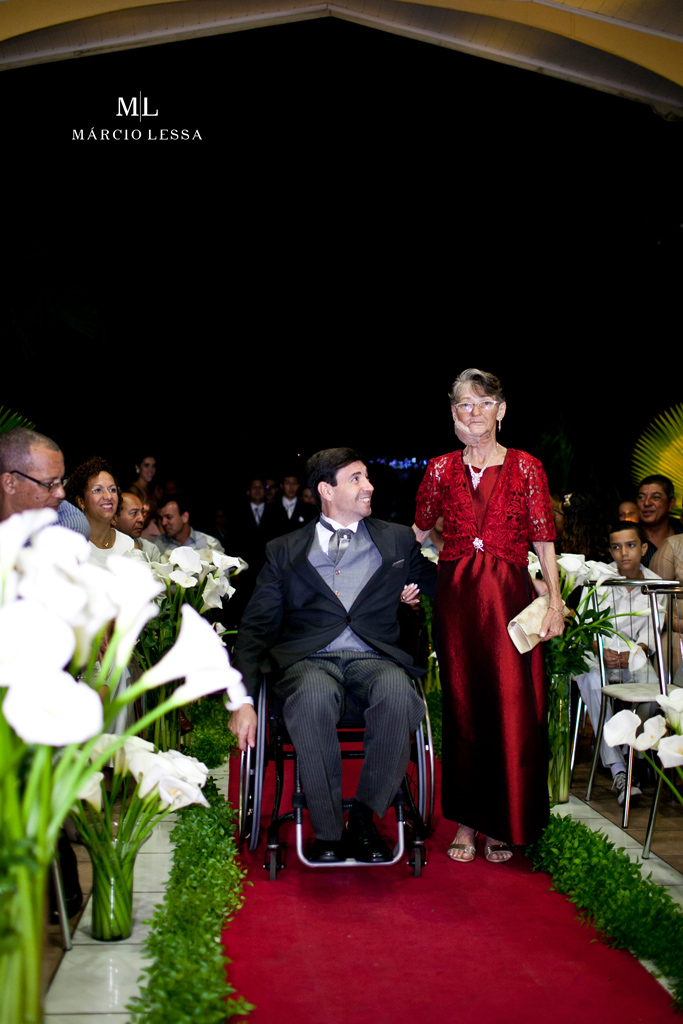 A entrada do noivo paralímpico e sua mãe | Casamento na Lofty Kingdom Eventos, Rio de Janeiro, RJ, por Márcio Lessa | Fotografia