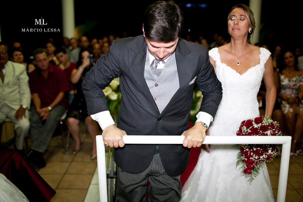 Forte emoção! O noivo paraplégico levanta-se para a hora do sim! Casamento na Lofty Kingdom Eventos, Rio de Janeiro, RJ, por Márcio Lessa | Fotografia