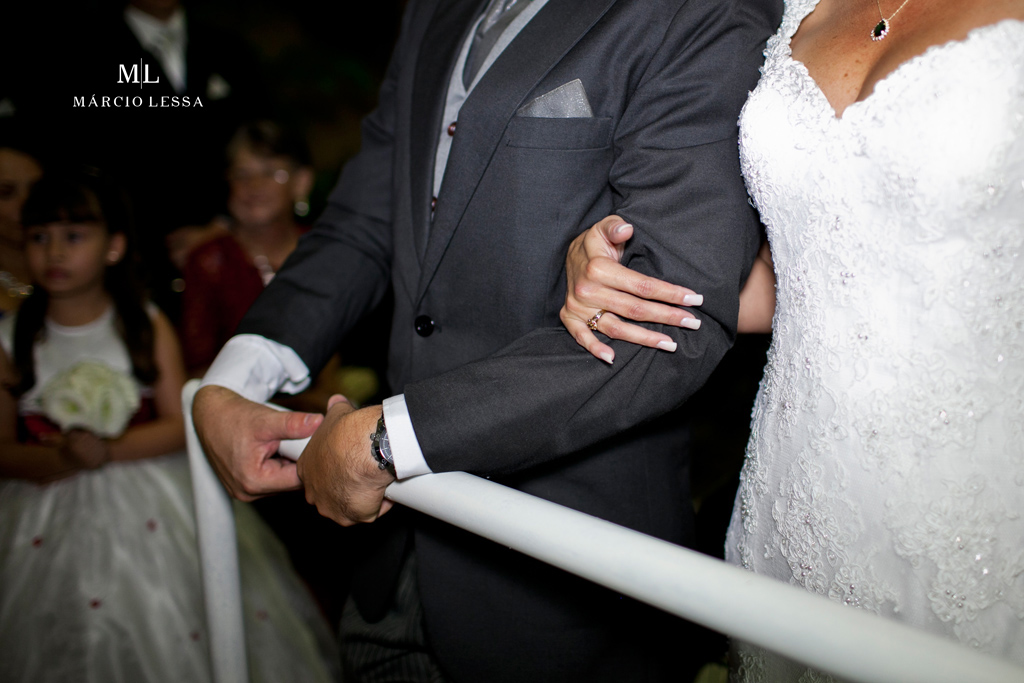 Os noivos de braços dados. Casamento na Lofty Kingdom Eventos, Rio de Janeiro, RJ, por Márcio Lessa | Fotografia