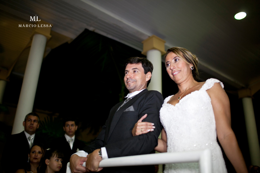 Noiva e noivo no altar. Casamento na Lofty Kingdom Eventos, Rio de Janeiro, RJ, por Márcio Lessa | Fotografia