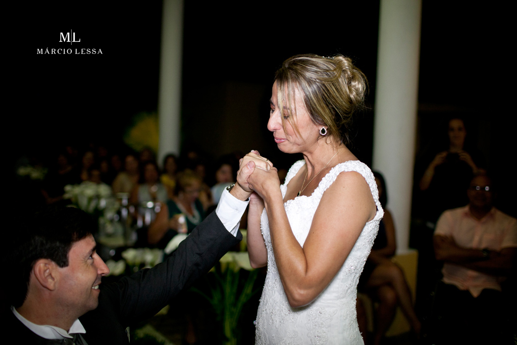 A noiva emocionada e beijo na mão do noivo. Casamento na Lofty Kingdom Eventos, Rio de Janeiro, RJ, por Márcio Lessa | Fotografia
