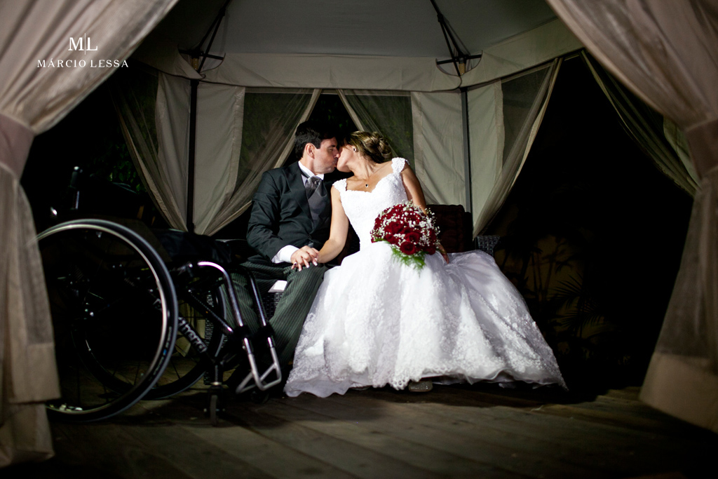 Linda fotografia de casamento! Os noivos na tenda. Casamento na Lofty Kingdom Eventos, Rio de Janeiro, RJ, por Márcio Lessa | Fotografia