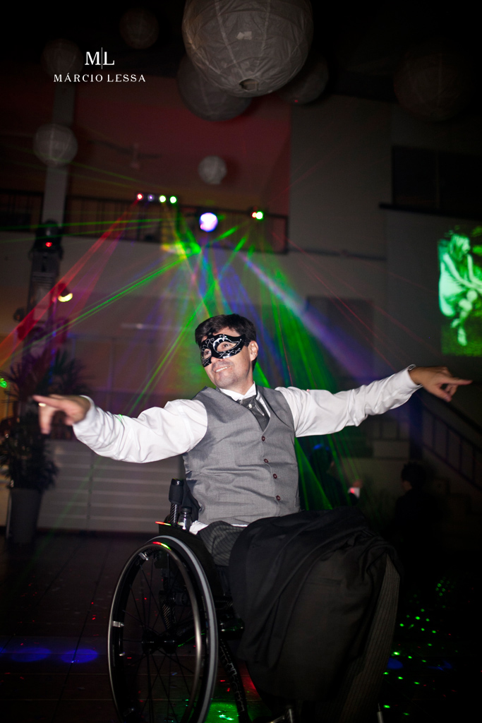 O noivo dançarino de cadeira de rodas. Casamento na Lofty Kingdom Eventos, Rio de Janeiro, RJ, por Márcio Lessa | Fotografia