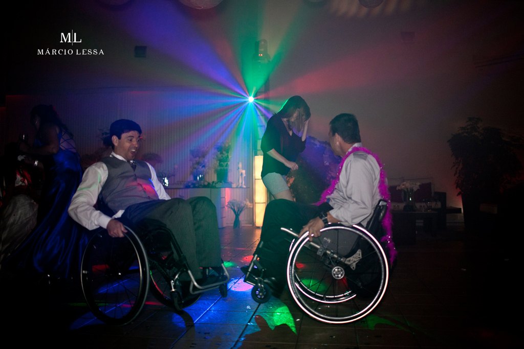 Os cadeirantes dando show na pista de dança. Casamento na Lofty Kingdom Eventos, Rio de Janeiro, RJ, por Márcio Lessa | Fotografia