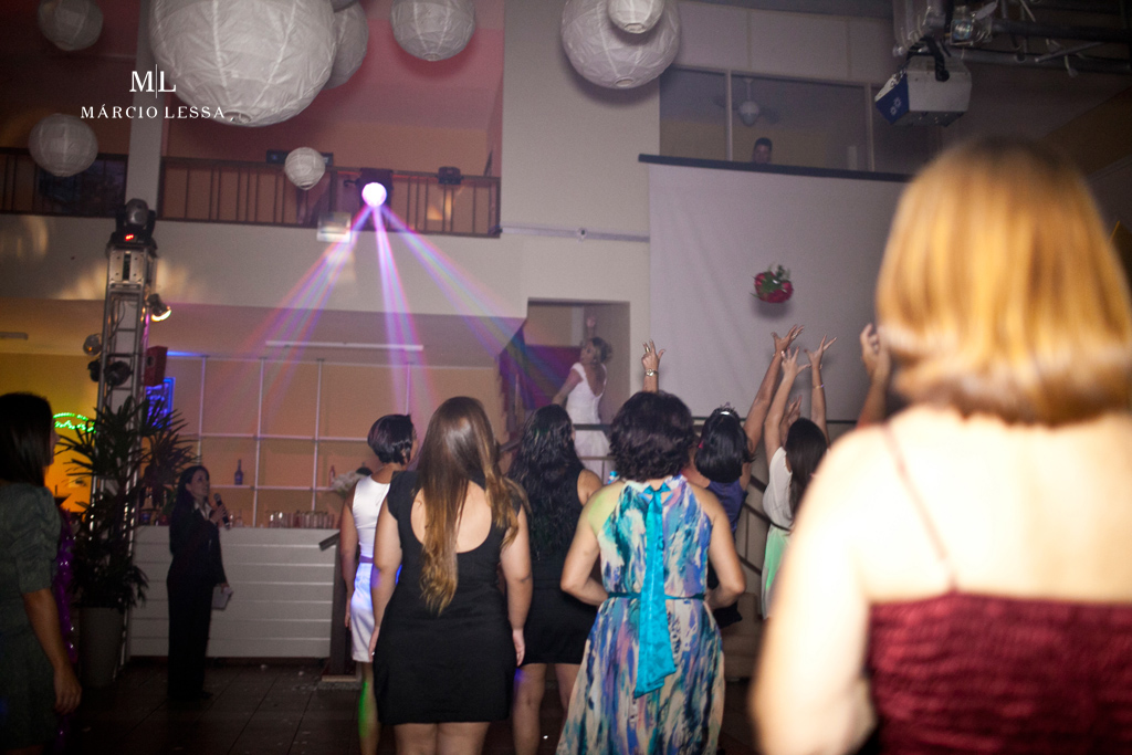 Quem vai pegar o buquê? Casamento na Lofty Kingdom Eventos, Rio de Janeiro, RJ, por Márcio Lessa | Fotografia