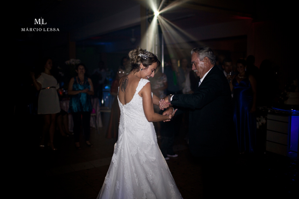 O pai e a noiva em sintonia na dança. Casamento na Lofty Kingdom Eventos, Rio de Janeiro, RJ, por Márcio Lessa | Fotografia