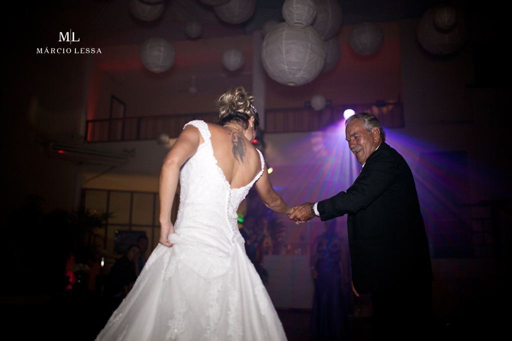 Pai e filha dançando. Casamento na Lofty Kingdom Eventos, Rio de Janeiro, RJ, por Márcio Lessa | Fotografia
