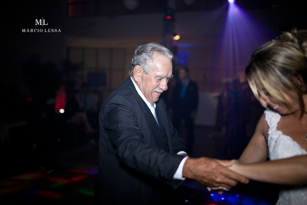 O pai da noiva na pista de dança. Casamento na Lofty Kingdom Eventos, Rio de Janeiro, RJ, por Márcio Lessa | Fotografia
