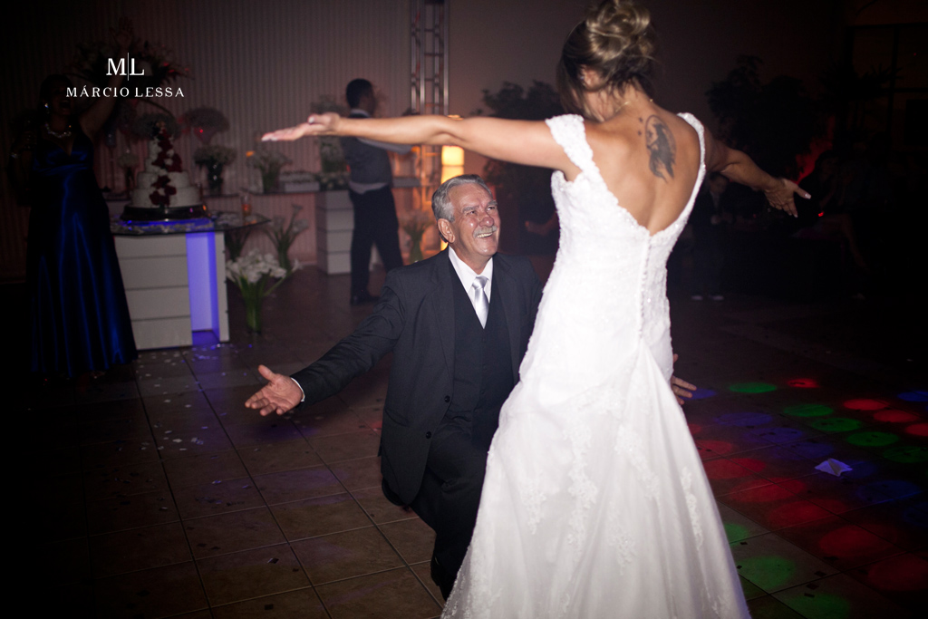 Pai e filha na conclusão da dança ao som de New York. Casamento na Lofty Kingdom Eventos, Rio de Janeiro, RJ, por Márcio Lessa | Fotografia