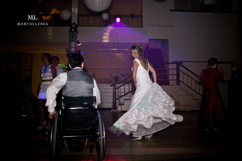 Noivo cadeirante e a noiva na pista! Casamento na Lofty Kingdom Eventos, Rio de Janeiro, RJ, por Márcio Lessa | Fotografia