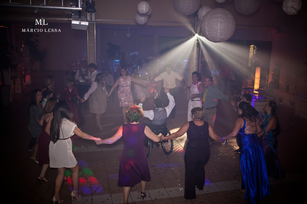 Felicidades geral dos convidados na pista de dança. Casamento na Lofty Kingdom Eventos, Rio de Janeiro, RJ, por Márcio Lessa | Fotografia