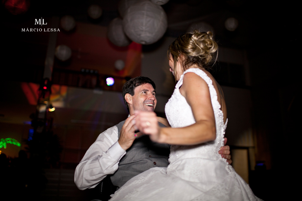 A noiva sentada no colo do noivo cadeirante. Casamento na Lofty Kingdom Eventos, Rio de Janeiro, RJ, por Márcio Lessa | Fotografia