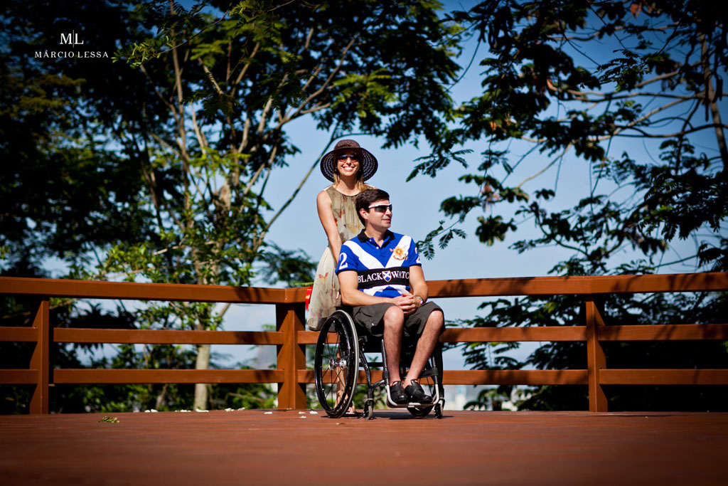 Um passeio com o noivo atleta paralímpico no Pre-Wedding no Parque Penhasco Dois Irmãos, Leblon, Rio de Janeiro, RJ, por Márcio Lessa | Fotografia