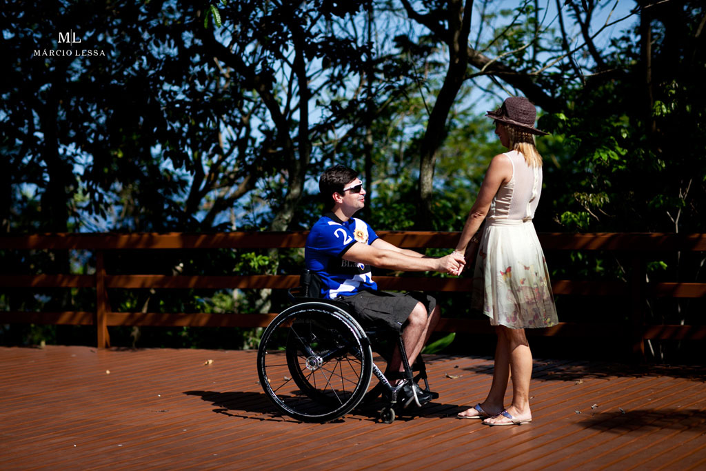 Noivos de mãos dadas no Pre-Wedding no Parque Penhasco Dois Irmãos, Leblon, Rio de Janeiro, RJ, por Márcio Lessa | Fotografia