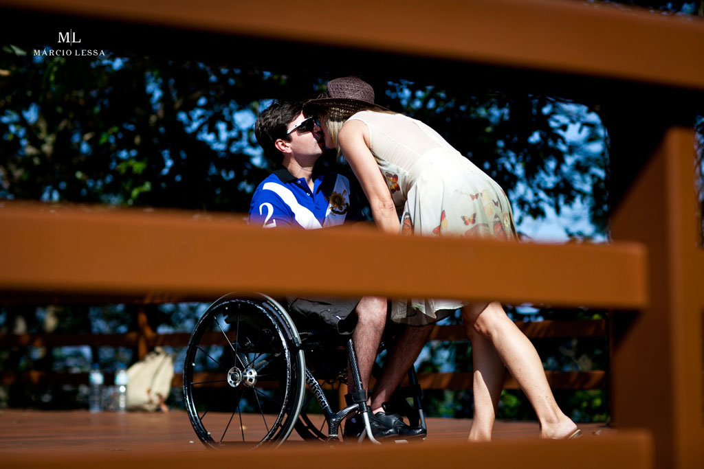 O beijo roubado | Pre-Wedding no Parque Penhasco Dois Irmãos, Leblon, Rio de Janeiro, RJ, por Márcio Lessa | Fotografia