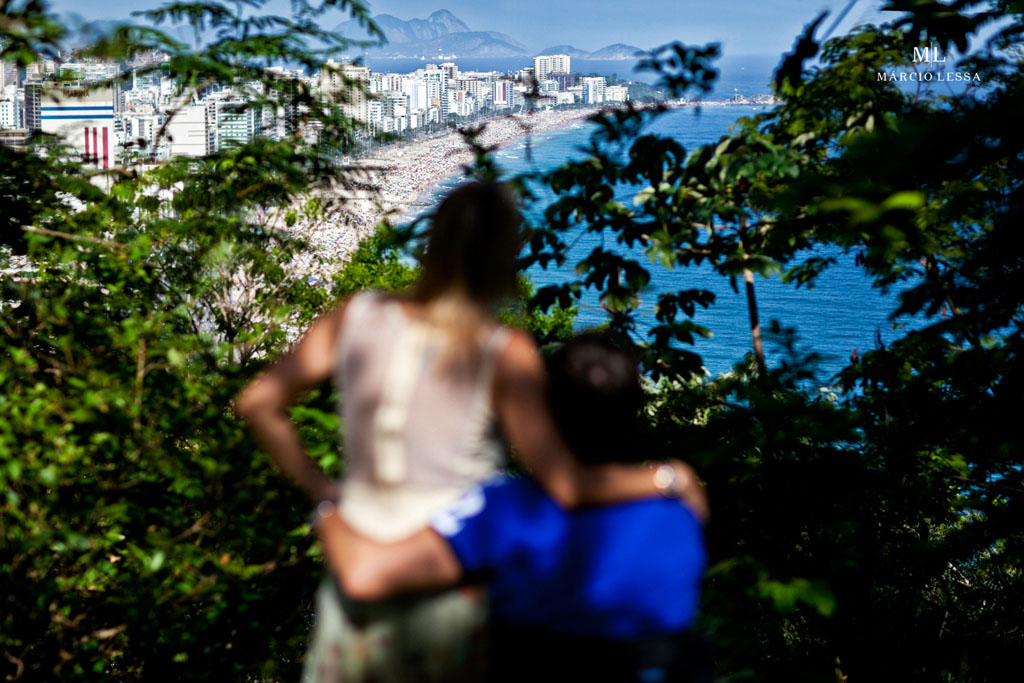 Contemplando a paisagem da Zona Sul do RJ no Pre-Wedding no Parque Penhasco Dois Irmãos, Leblon, Rio de Janeiro, RJ, por Márcio Lessa | Fotografia