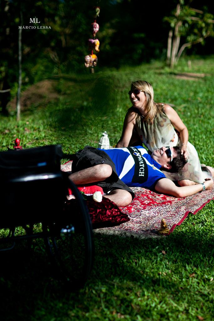 Momento de descontração e alegria dos noivos no Pre-Wedding no Parque Penhasco Dois Irmãos, Leblon, Rio de Janeiro, RJ, por Márcio Lessa | Fotografia