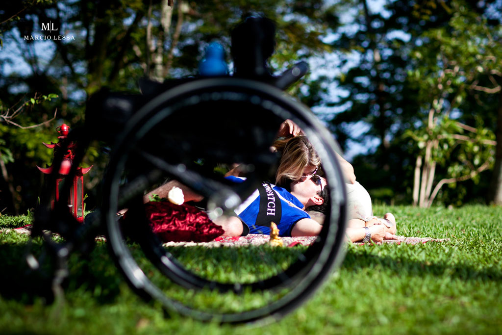 O beijo dos noivos através da cadeira de rodas | Pre-Wedding no Parque Penhasco Dois Irmãos, Leblon, Rio de Janeiro, RJ, por Márcio Lessa | Fotografia