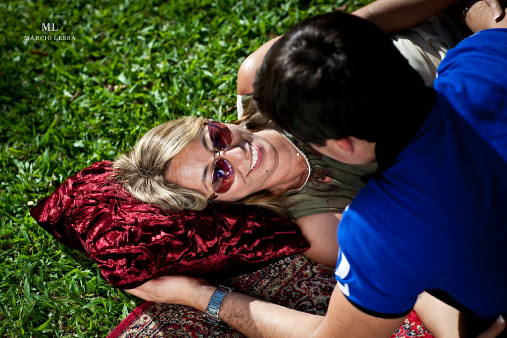 Noivos deitados na grama no Pre-Wedding no Parque Penhasco Dois Irmãos, Leblon, Rio de Janeiro, RJ, por Márcio Lessa | Fotografia