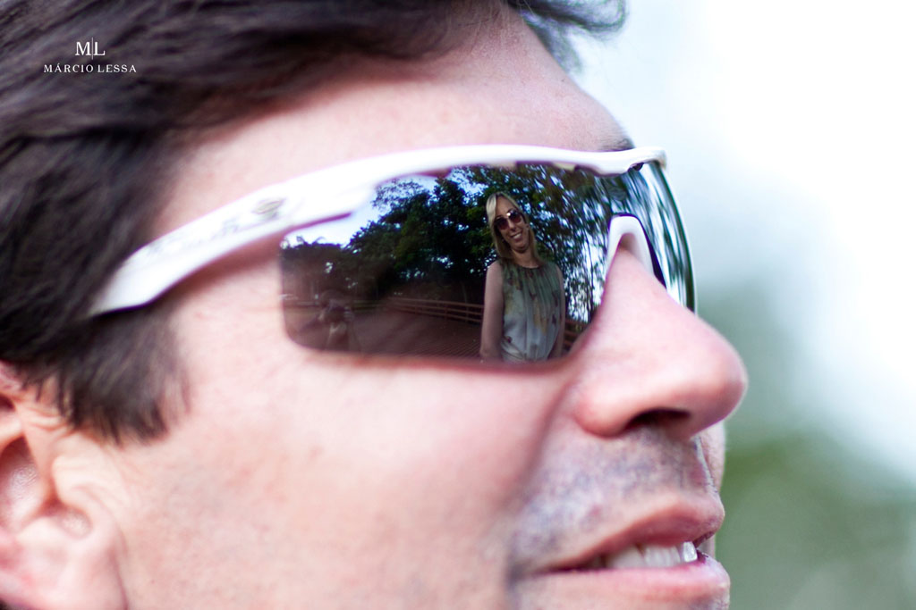O reflexo da noiva na lente dos óculos | Pre-Wedding no Parque Penhasco Dois Irmãos, Leblon, Rio de Janeiro, RJ, por Márcio Lessa | Fotografia