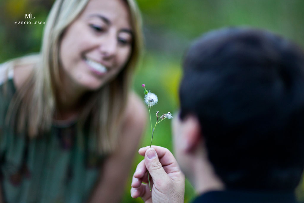 A delicadeza da mãe natureza | Pre-Wedding no Parque Penhasco Dois Irmãos, Leblon, Rio de Janeiro, RJ, por Márcio Lessa | Fotografia